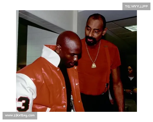 揭秘张伯伦在球场上的独特位置与关键作用分析